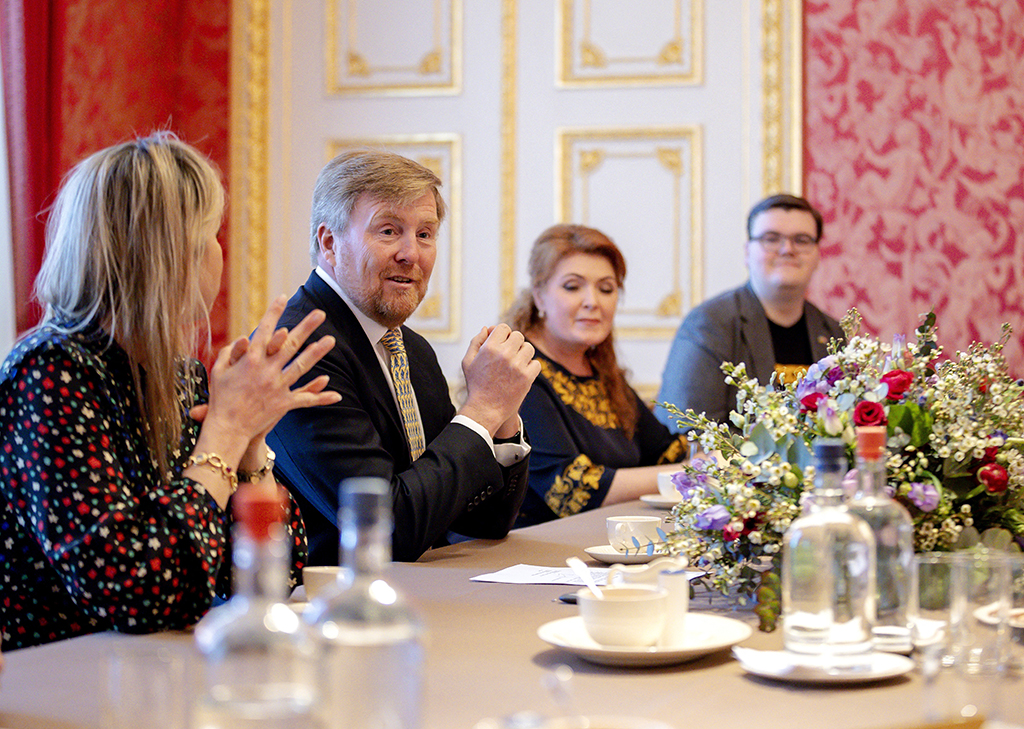 Königin Maxima und König Willem-Alexander bei einem Treffen mit Vertretern der ukrainischen Gemeinde in den Niederlanden zur Besprechung der Lage in der Ukraine (Bild: Robin Van Lonkhuijsen/ANP/AFP)