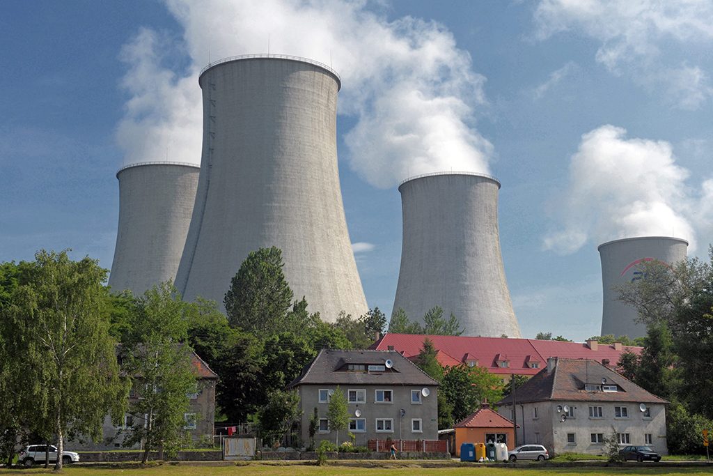 Kohlekraftwerk im polnischen Turów (Bild: Matthias Hiekel/EPA)