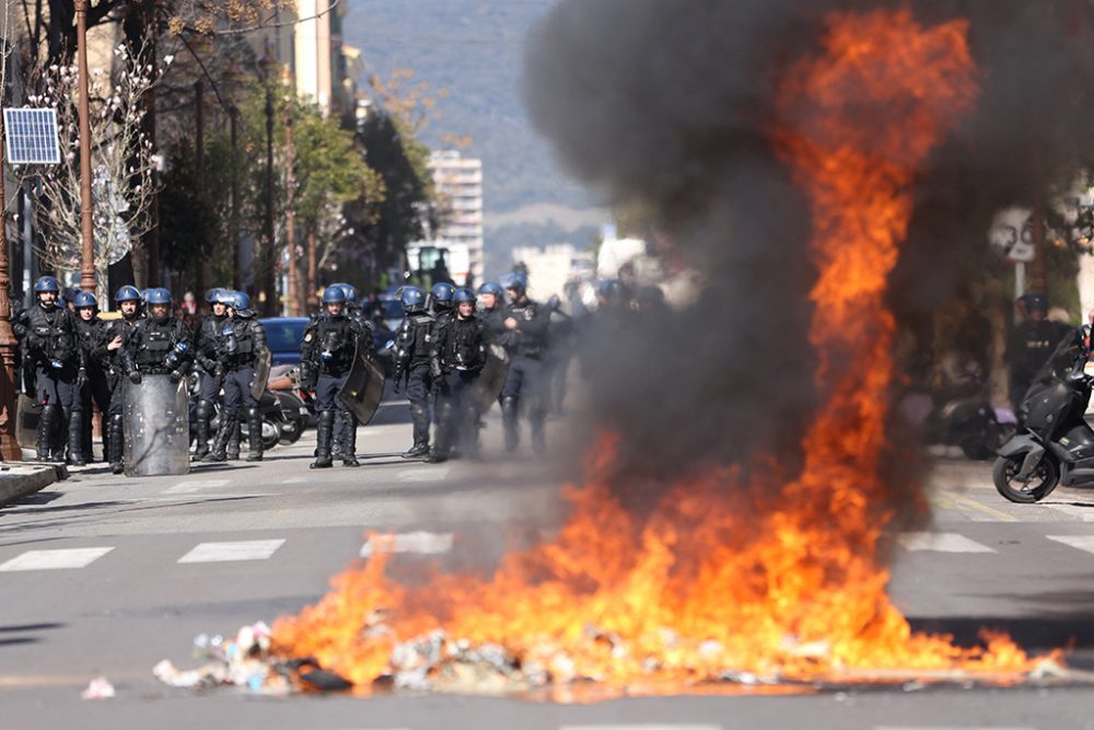 Feuer bei Demonstration in Ajaccio am 10. März (Bild: Pascal Pochard-Casabianca/AFP)