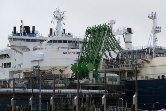 Ein LNG-Tankschiff am Flüssiggas-Terminal von Montoir-de-Bretagne (Bild: Loic Venance/AFP)