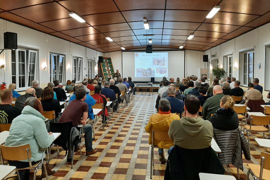 Das Lager Elsenborn informiert die Bürger (Bild: Andreas Lejeune/BRF)