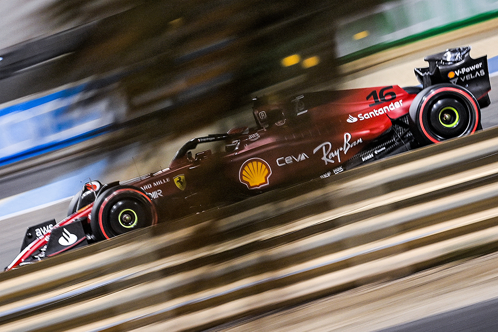 Charles Leclerc fährt den Ferrari auf die Pole (Bild: Ozan Kose/AFP)