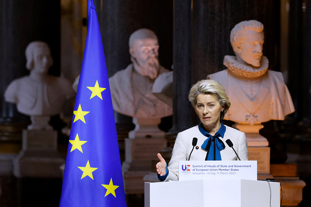 Ursula von der Leyen nach dem EU-Gipfel in Versailles (Bild: Ludovic Marin/AFP)