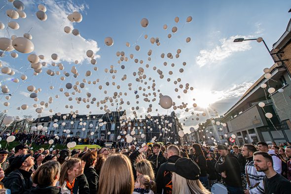 Anwohner haben im Gedenken an die Opfer des Unfall-Dramas von Strépy Luftballons aufsteigen lassen (Bild: Jonas Roosens/Belga)