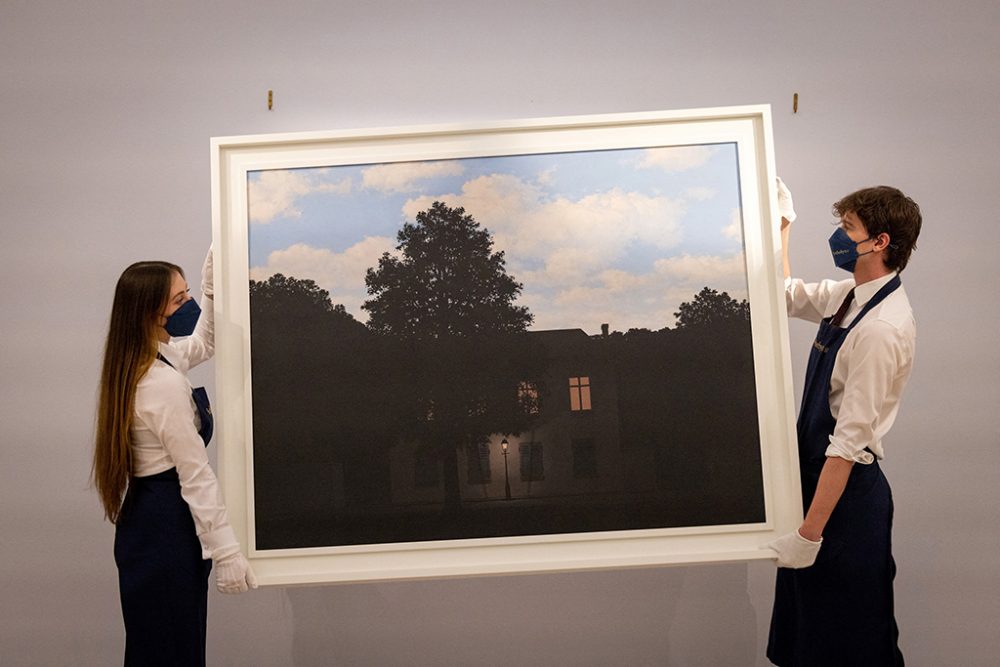 Das Gemälde "L'empire des lumieres,1961" von René Magritte ist bei der Auktion zu einem Rekordpreis versteigert worden (Bild: Tolga Akmen/AFP)