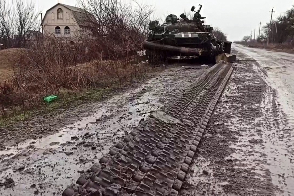 Das vom russischen Verteidigungsministerium veröffentlichte Bild zeigt einen zerstörten Panzer der ukrainischen Armee nahe Mariupol (Bild: AFP Photo/Russian Defence Ministry/Handout)