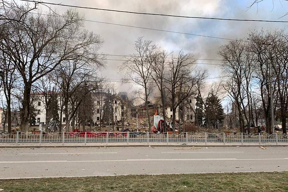 Das Theater von Mariupol wurde am Donnerstag von einer Bombe getroffen (Bild: Handout/Telegram/pavlokyrylenko_donoda/AFP)