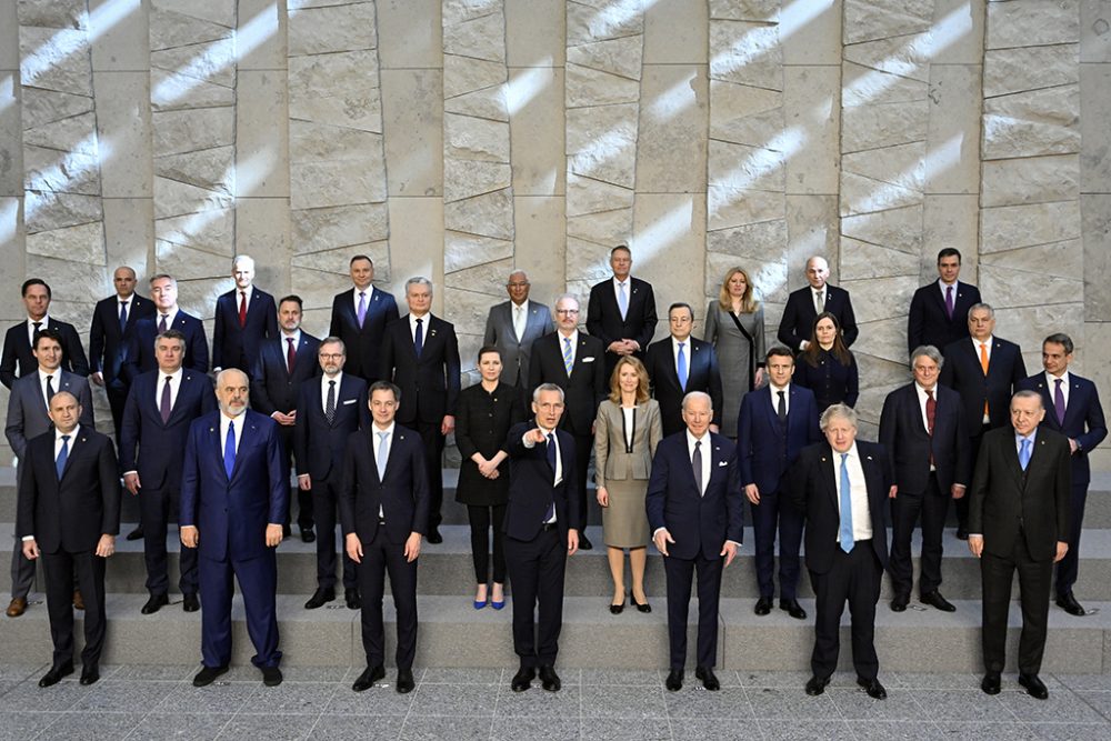 Die Regierungschefs der Nato-Mitgliedsstaaten und Generalsekretär Jens Stoltenberg beim Gruppenfoto vor dem Sondergipfel in Brüssel (Bild: Eric Lalmand/Belga)