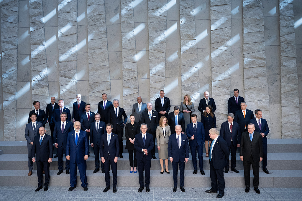 Die Regierungschefs der Nato-Mitgliedsstaaten und Generalsekretär Jens Stoltenberg beim Gruppenfoto vor dem Sondergipfel am Donnerstag in Brüssel (Bild: Brendan Smialowski /Pool/AFP)