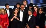 Schauspieler und Crew des Films "Coda" bei der Auszeichnung mit dem Oscar für den besten Film (Bild: Robyn Beck/AFP)