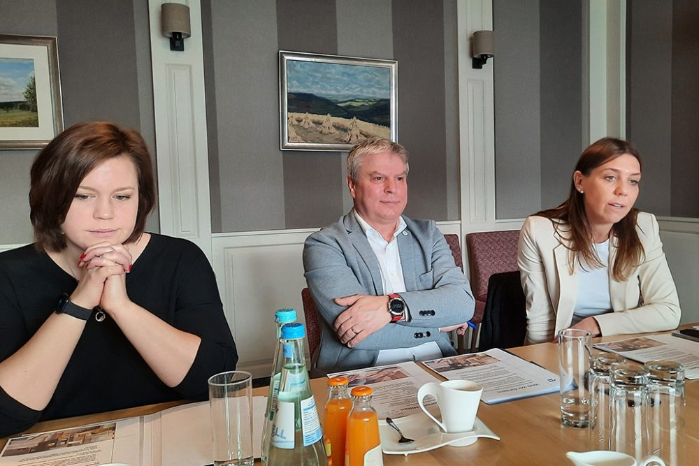 Evelyn Jadin, Gregor Freches und Christine Mauel bei der Pressekonferenz am Freitag (Bild: Chantal Delhez/BRF)