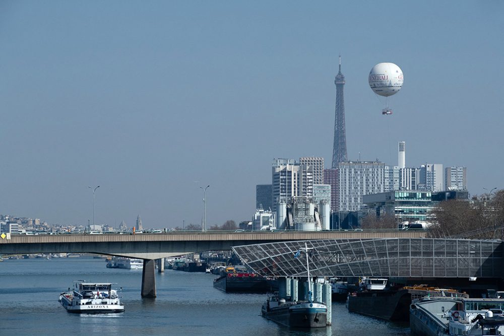 Ein Wetterballon misst die Luftqualität in Paris (Bild vom 24. März 2022)