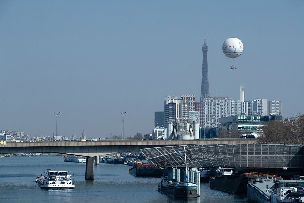 Ein Wetterballon misst die Luftqualität in Paris (Bild vom 24. März 2022)