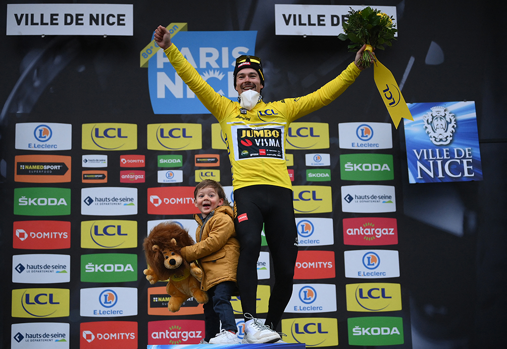 Primoz Roglic feiert mit seinem Sohn den Sieg (Bild: Franck Fife/AFP)