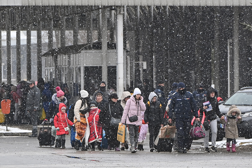 Ukrainische Flüchtlinge kommen in Siret, Rumänien an (Bild: Daniel Mihailescu/AFP)
