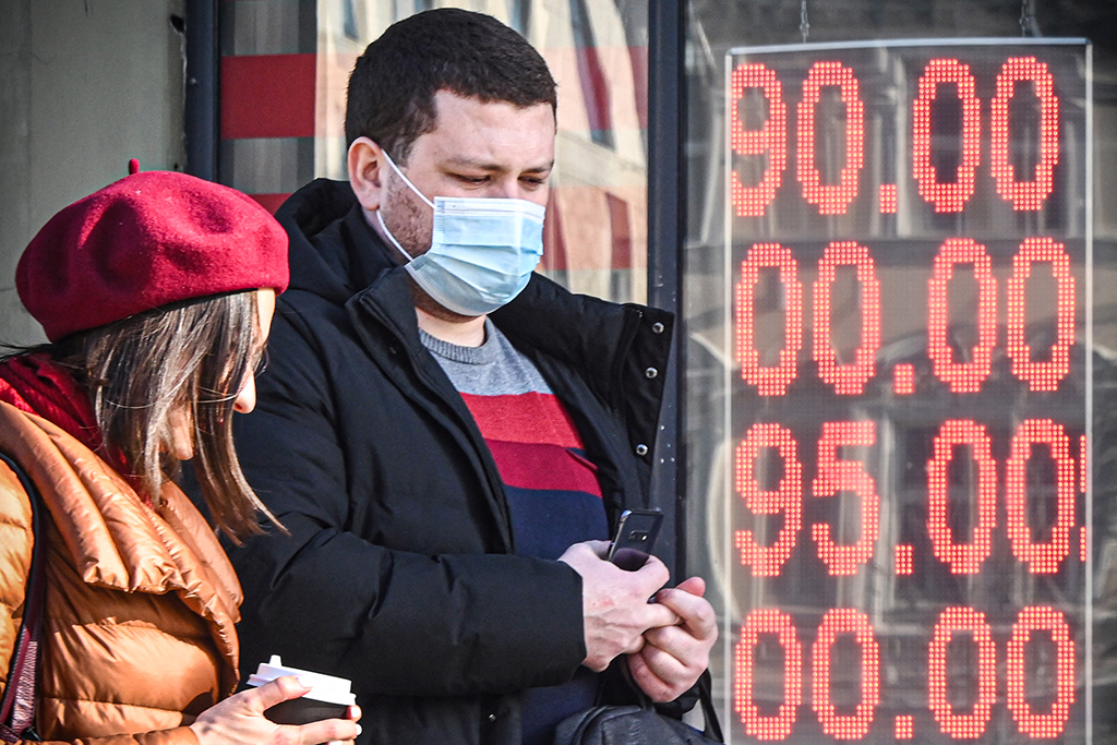 Wechselbüro in Moskau - der Rubel ist so stark gefallen, dass der Wechselkurs teilweise nicht mehr angezeigt werden kann, weil die Anzahl der Ziffern nicht ausreicht (Bild: Alexander Nemenov/AFP)