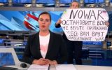 Marina Ovsyannikova zeigt bei Channel One ein Poster mit "Stoppt den Krieg. Glaubt der Propaganda nicht. Hier werdet ihr belogen" (Bild: Handout/AFP)