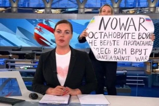Marina Ovsyannikova zeigt bei Channel One ein Poster mit "Stoppt den Krieg. Glaubt der Propaganda nicht. Hier werdet ihr belogen" (Bild: Handout/AFP)