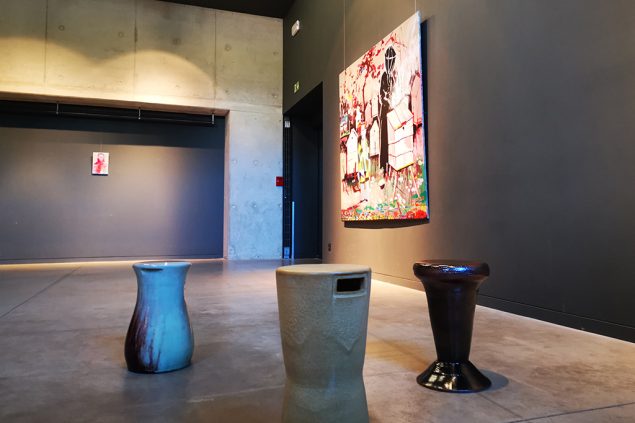 Doppelausstellung zeigt Keramikarbeiten von Lynn Schoonbroodt und Bilder von Thierry Grootaers (Bild: Raffaela Schaus/BRF)