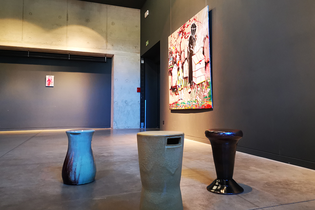 Doppelausstellung zeigt Keramikarbeiten von Lynn Schoonbroodt und Bilder von Thierry Grootaers (Bild: Raffaela Schaus/BRF)