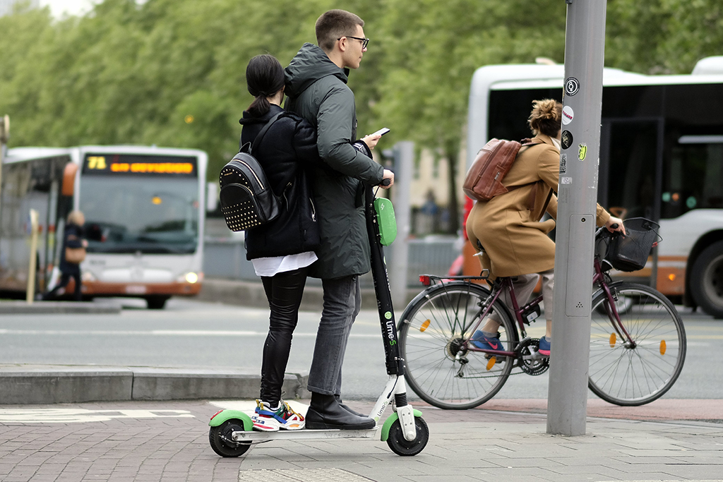 Zu zweit auf dem E-Scooter: Künftig verboten (Archivbild: Eric Lalmand/Belga)