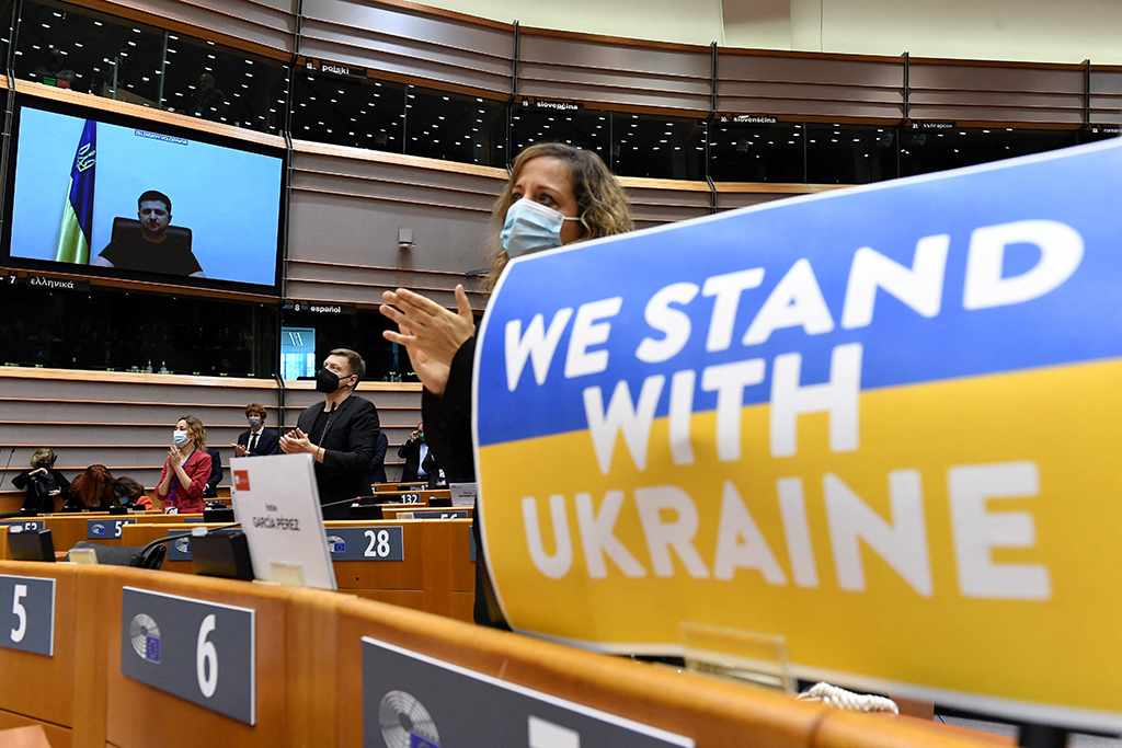 Applaus für Ukraines Präsident Selenskyj nach seiner Rede im Europaparlament (Bild: John Thys/AFP)