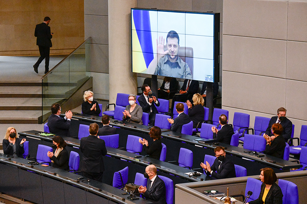 Selenskyj meldet sich per Videoschalte in den deutschen Bundestag (Bild: Tobias Schwarz/AFP)