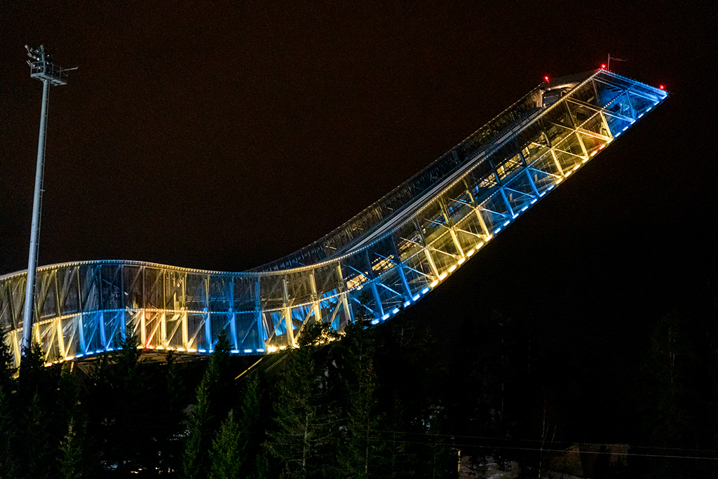 Skisprungschanze in Oslo in den Farben der ukrainischen Flagge (Bild: Terje Pedersen/NTB/AFP)