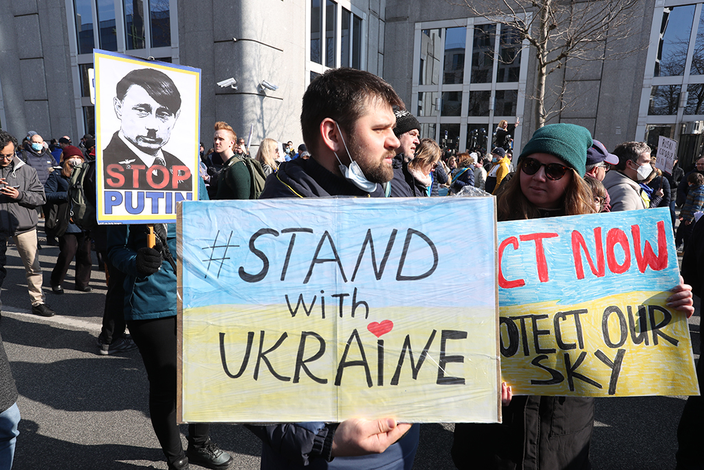 Demonstranten bekunden in Brüssel ihre Solidarität mit der Ukraine (Archivbild: Nicolas Maeterlinck/Belga)