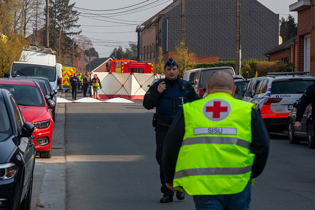 Polizei und Rettungskräfte in Strépy-Bracquegnies nach dem Drama am Sonntag (Bild: Nicolas Maeterlinck/Belga)