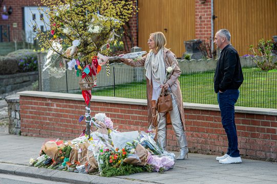 Trauernde am Unglücksort in Strépy (Bild: Laurie Dieffembacq/Belga)