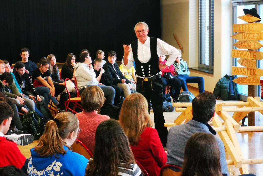 Theaterstück "Mit Herz und Hand" bringt Handwerk ins RSI Eupen (Bild: Raffaela Schaus/BRF)