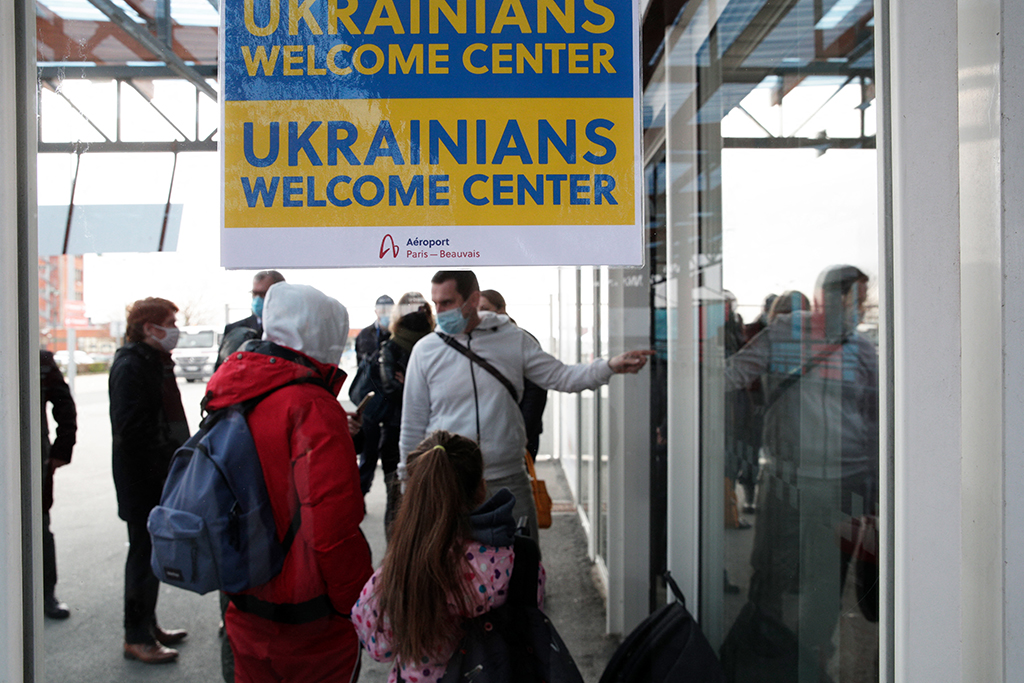 Europa bereitet sich auf die Ankunft von Flüchtlingen aus der Ukraine vor - hier am Flughafen Paris-Beauvais in Tille (Bild: Geoffroy Van Der Hasselt/AFP)