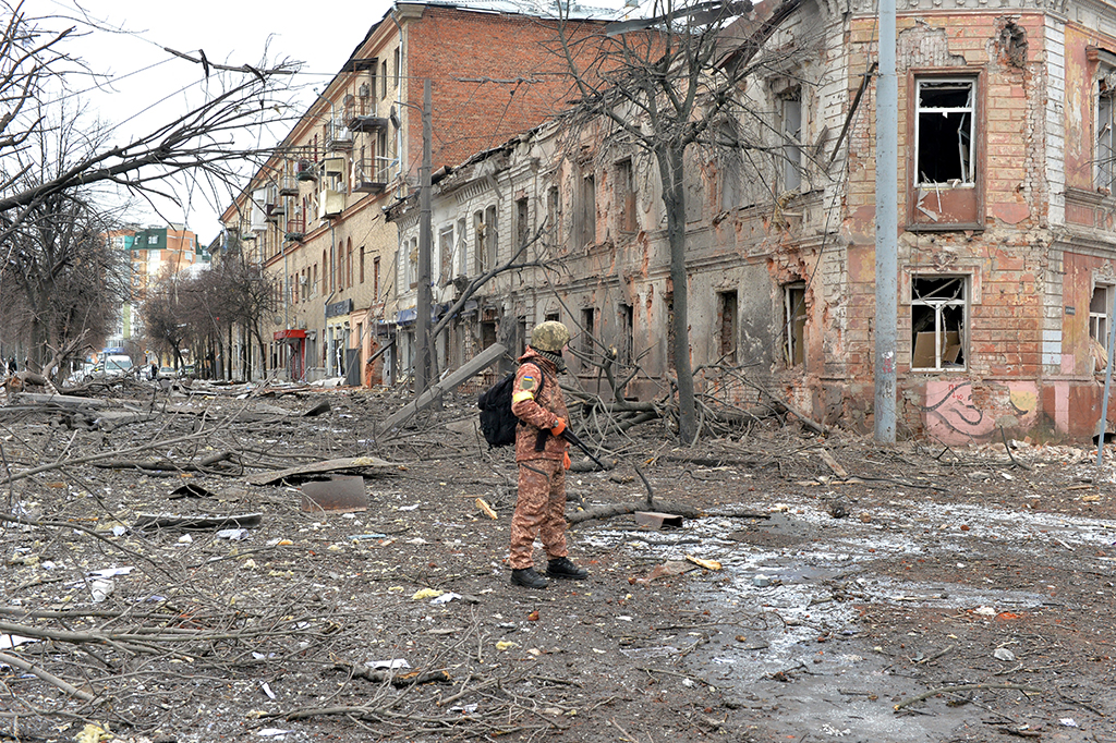 Ukrainischer Soldat am 7. März in Charkiw (Bild: Sergey Bobok/AFP)