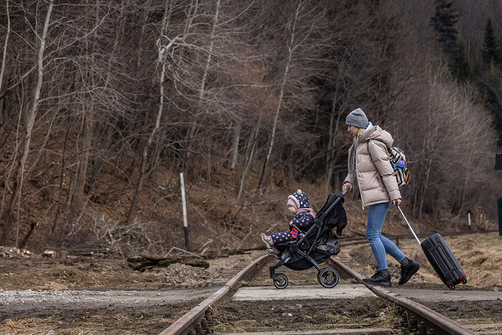 Flucht aus der Ukraine: Mutter mit ihrem Kind an der polnisch-ukrainischen Grenze (Bild: Wojtek Radwanski/AFP)