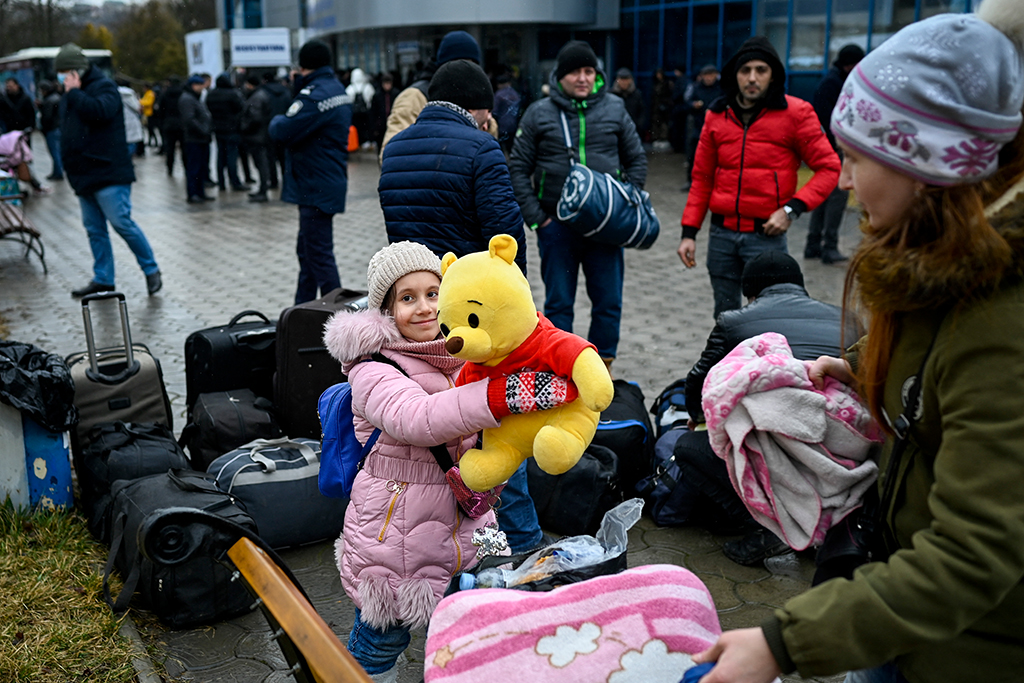 Ukrainische Flüchtlinge bei ihrer Ankunft in einem Flüchtlingslager in Moldawien (Bild: Nikolay Doychinov/AFP)