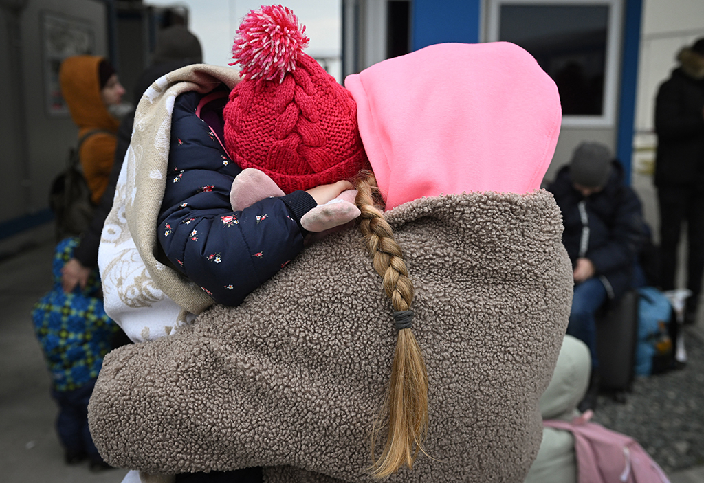 Ukrainische Flüchtlinge an der rumänischen Grenze (Bild: Daniel Mihailescu/AFP)