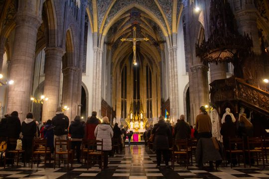 Im Gottesdienst in der Lütticher Kathedrale wurde für die Menschen in der Ukraine gebetet (Bild: Thomas Michiels/Belga)