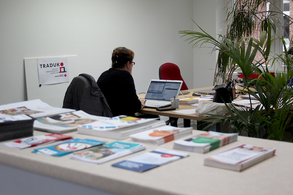 Übersetzerin bei der Arbeit in den Räumlichkeiten von Info-Integration (Archivbild: Andreas Lejeune/BRF)