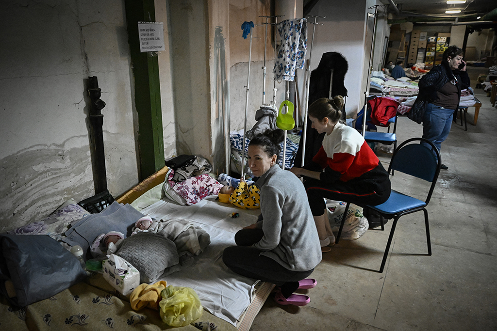 Mütter mit Kindern im Keller nach Bombenangriff auf eine Kinderklinik in Kiew (Archivbild von Ende Februar: Aris Messinis/AFP)