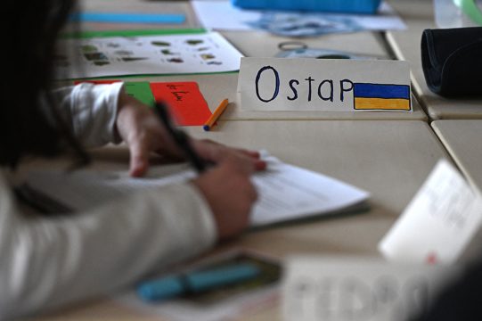 Ukrainische Flüchtlingskinder in der Schule (iBld: Ina Fassbender/AFP)