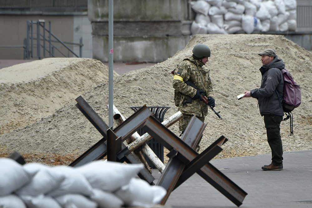 Ein Soldat in Kiew kontrolliert einen Passanten (Bild: Sergei Supinsky/AFP)