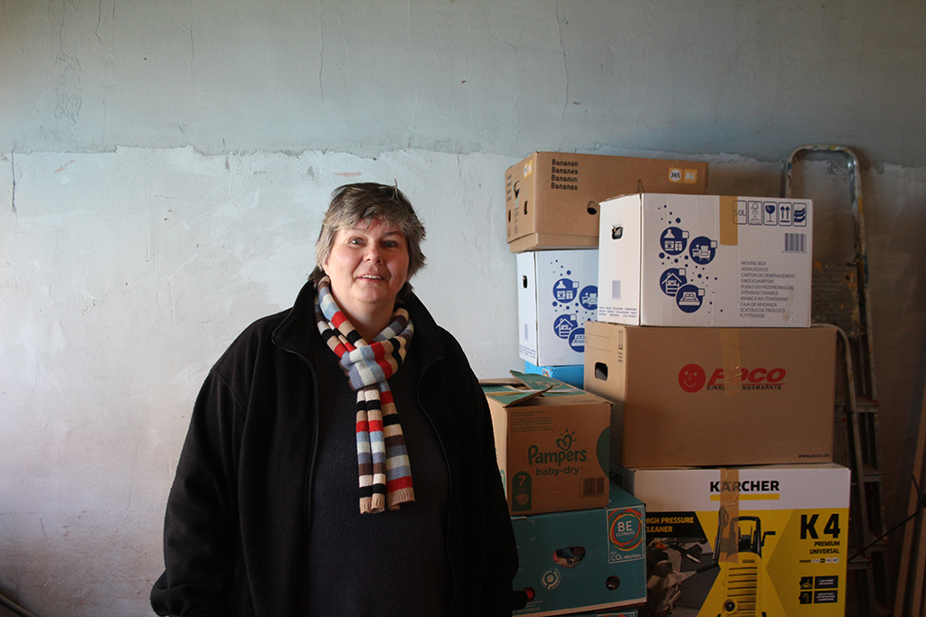 Alexandra Koller ist freiwillige Helferin bei der Eupener Annahmestelle für Sachspenden für die Ukraine (Bild: Andreas Lejeune/BRF)