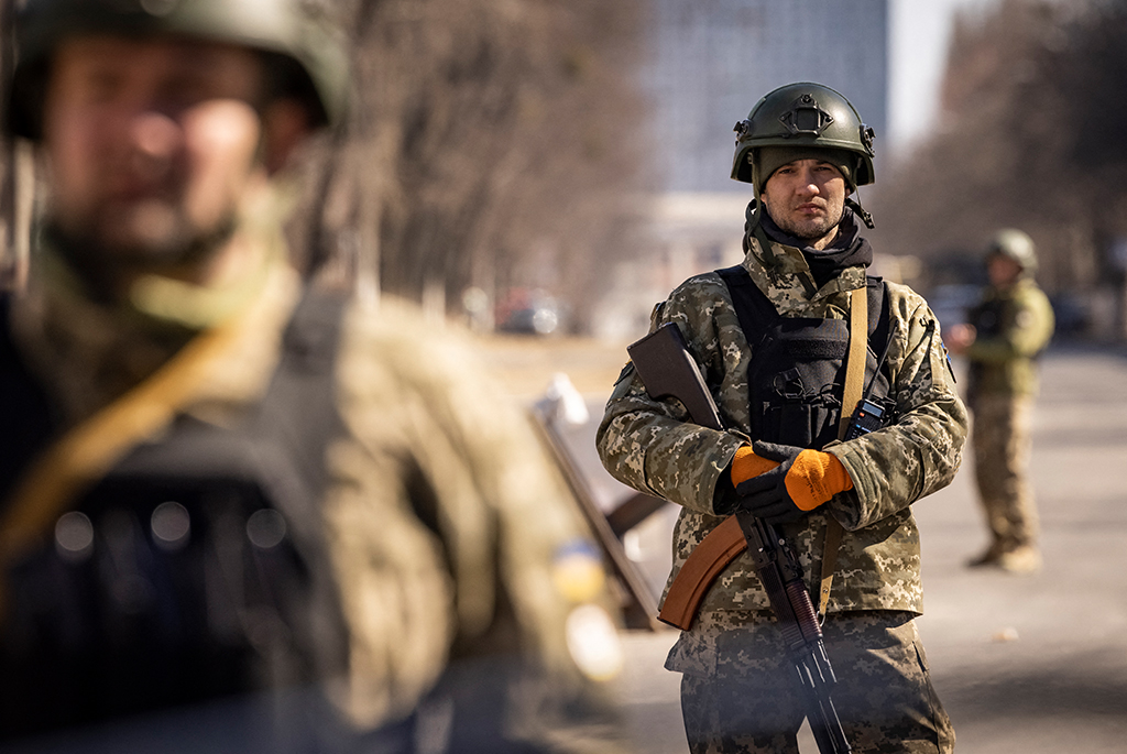 Ukrainische Soldaten an einem Militär-Checkpoint in Kiew (Bild: Fadel Senna/AFP)