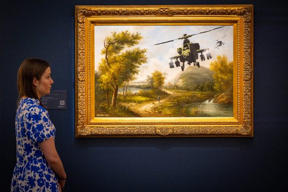 Versteigerung des Banksy-Gemäldes "Vandalised Oils (Choppers)" (Bild: Tolga Akmen/AFP)