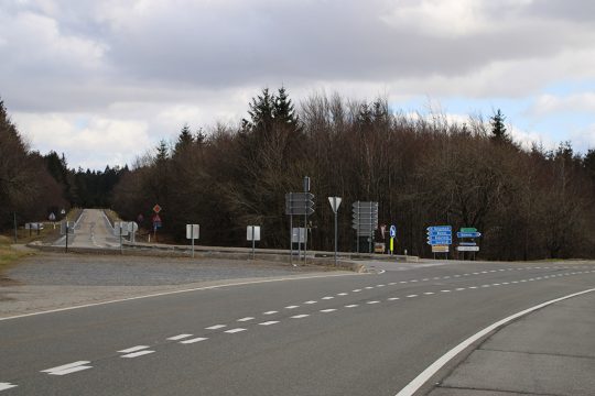 Die N676 zwischen Mont Rigi und Sourbrodt vor den Straßenarbeiten, die im März 2022 angefangen haben (Archivbild: Katrin Margraff/BRF)