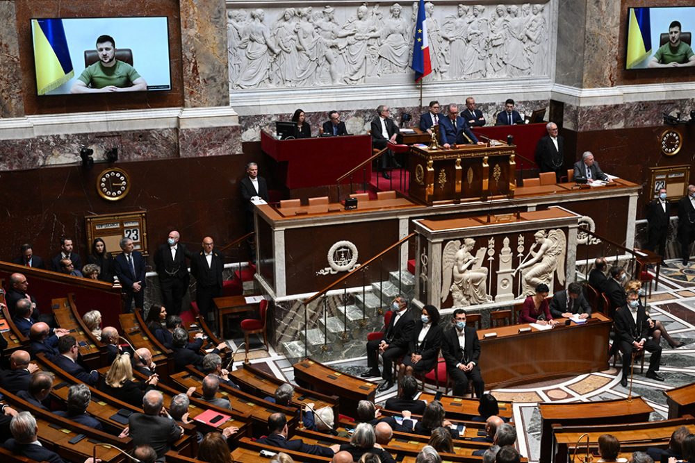 Der ukrainische Präsident Selenskyi bei einer Videoansprache in der französischen Nationalversammlung (Bild: Emmanuel Dunand/AFP)