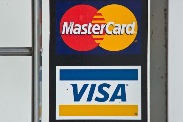 Visa und Mastercard (Illustrationsbild: Nicholas Kamm/AFP)