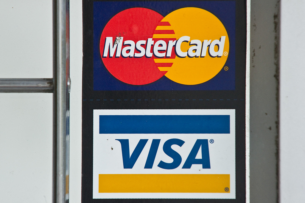 Visa und Mastercard (Illustrationsbild: Nicholas Kamm/AFP)