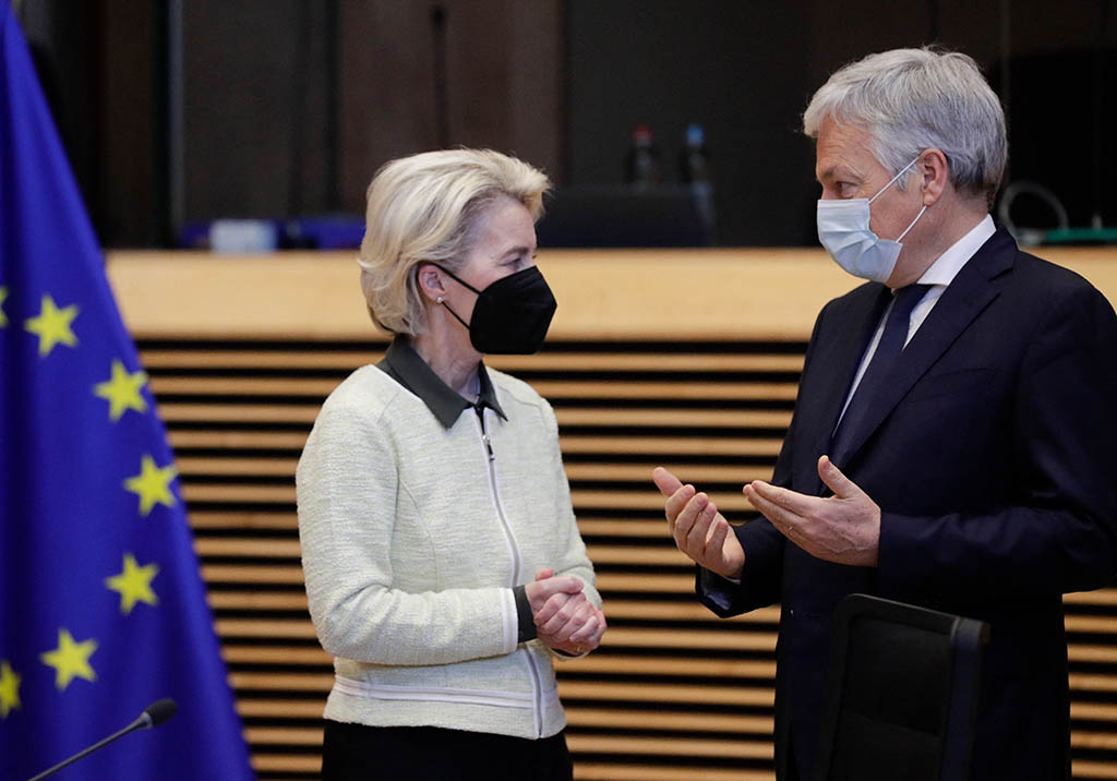 EU-Kommissionspräsidentin von der Leyen und EU-Justizkommissar Didier Reynders (Bild: Olivier Hoslet/Pool/AFP)